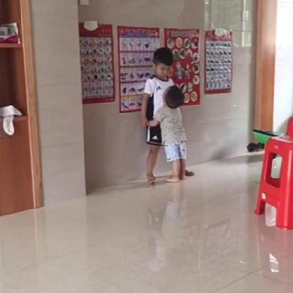 哥哥犯了错被妈妈罚站，弟弟发现之后，接下来的行为，让哥哥感动