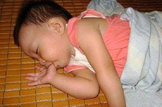 宝宝为何有各种千奇百怪的睡姿？六张图一一揭秘，第四种当心是病
