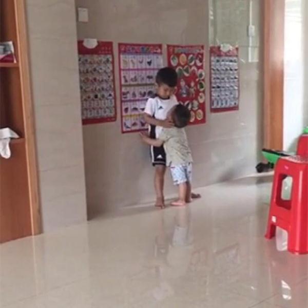 哥哥犯了错被妈妈罚站，弟弟发现之后，接下来的行为，让哥哥感动