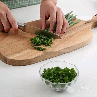 抱蛋元宝煎饺的做法