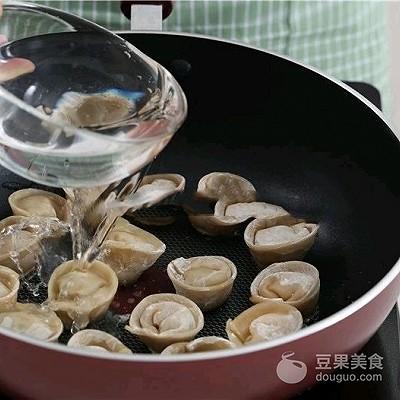 抱蛋元宝煎饺的做法