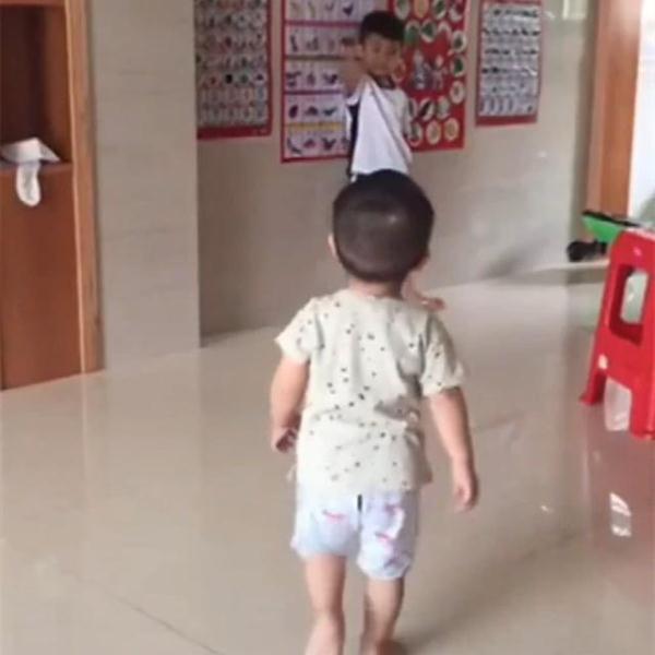 哥哥犯了错被妈妈罚站，弟弟发现之后，接下来的行为，让哥哥感动