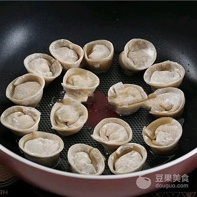 抱蛋元宝煎饺的做法