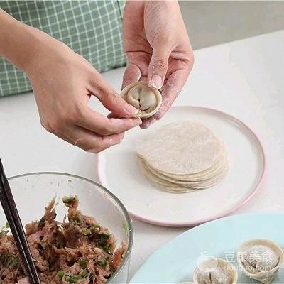 抱蛋元宝煎饺的做法