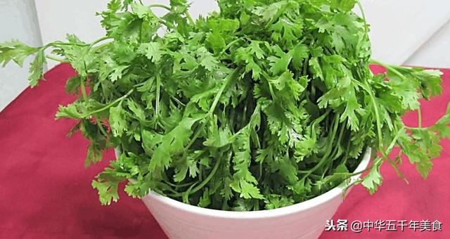 香菜不是想吃就能吃的，身上有这4个特点的人，尽量不要碰它