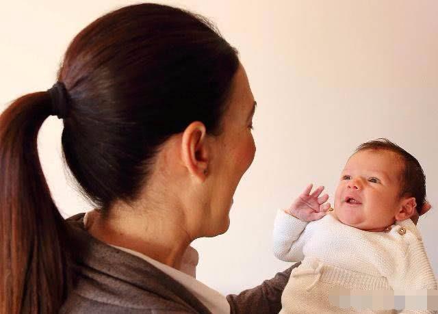 6个月内的宝宝，若常有这3个“行为”，说明已经认得妈妈了！