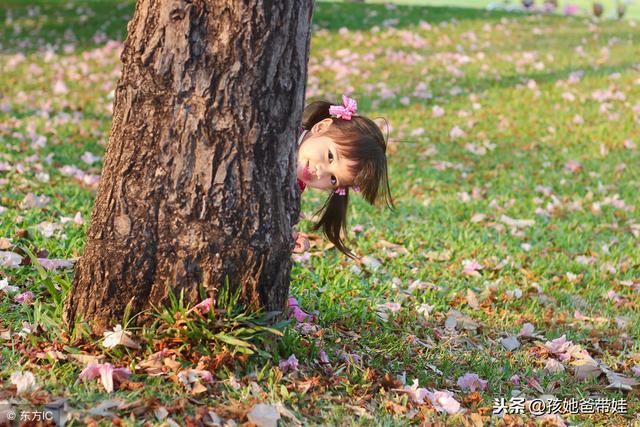 一岁左右的孩子和家长玩躲猫猫游戏，家长千万不要不耐烦