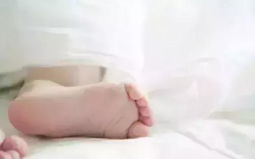 新生儿宝宝手脚凉正常吗？