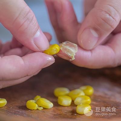 鱼丁玉米蒸饼的做法