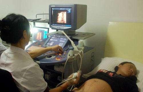 3岁宝宝深夜里发烧，因怕麻烦，宝爸亲手将孩子弄成痴儿！