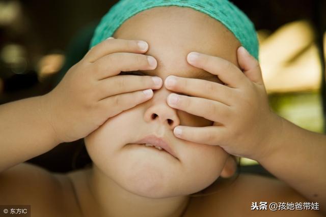 一岁左右的孩子和家长玩躲猫猫游戏，家长千万不要不耐烦