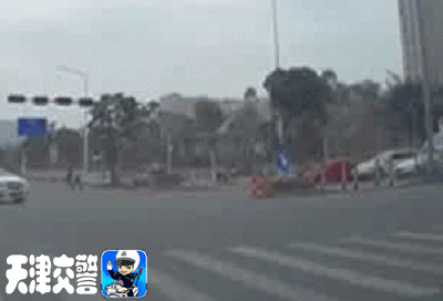 太危险了！一定要让孩子坐安全座椅！