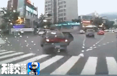 太危险了！一定要让孩子坐安全座椅！