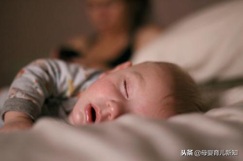 宝宝白天睡觉晚上精神？教你4招让宝宝恢复规律睡眠