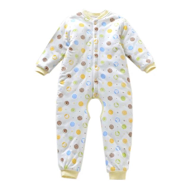 冬天不脱裤子给宝宝换尿不湿？这个办法真可行，3种衣服方法不同