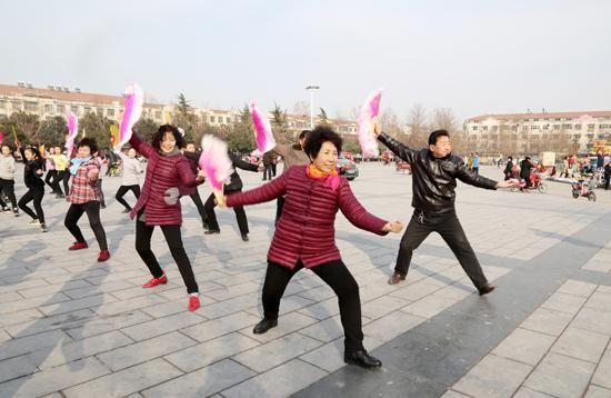 奶奶带大的孩子是什么样？宝妈回家，经过广场时哭笑不得！