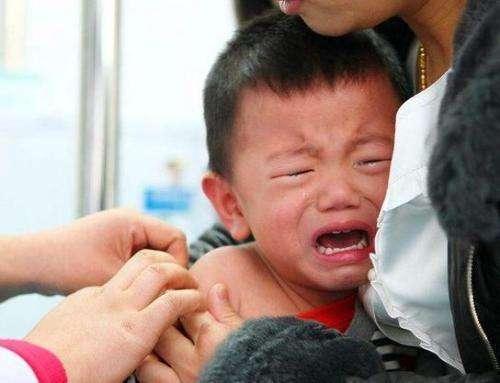 奶奶带孩子去打预防针从来不哭,宝妈看到真相,大骂婆婆