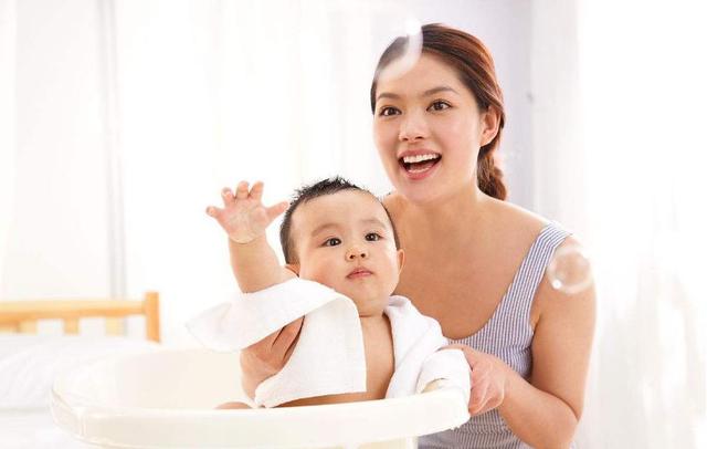 给宝宝洗澡时，妈妈这个不经意的小动作，会影响宝宝的生育能力！