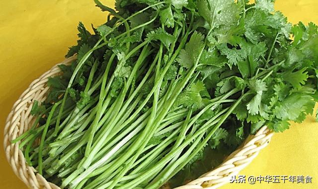 香菜不是想吃就能吃的，身上有这4个特点的人，尽量不要碰它