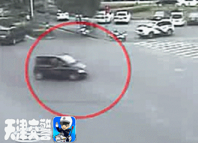 太危险了！一定要让孩子坐安全座椅！