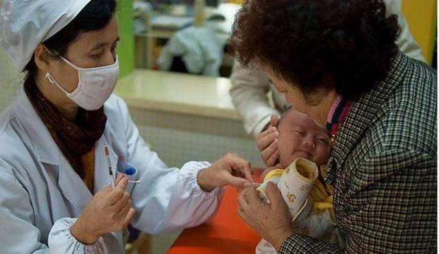 奶奶带孩子去打预防针从来不哭,宝妈看到真相,大骂婆婆