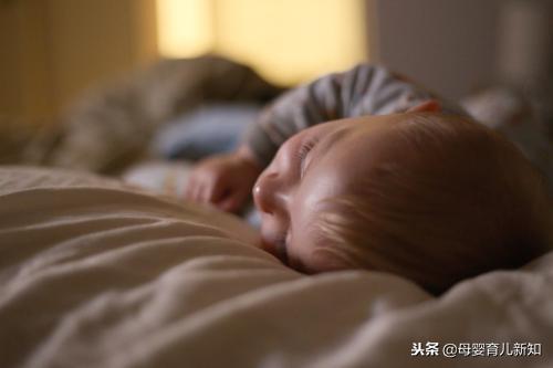 宝宝白天睡觉晚上精神？教你4招让宝宝恢复规律睡眠
