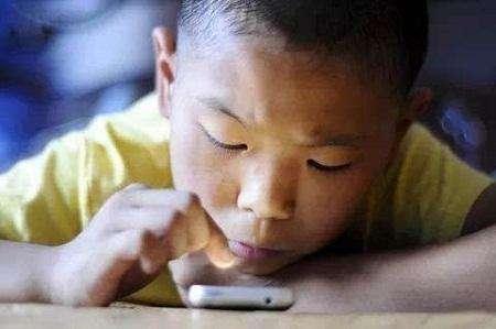 总玩手机的孩子跟不怎么玩手机的孩子，十年后的差距，比你想的大