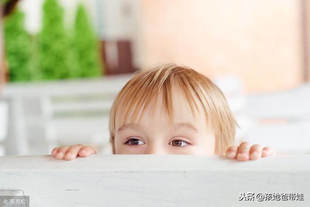 一岁左右的孩子和家长玩躲猫猫游戏，家长千万不要不耐烦