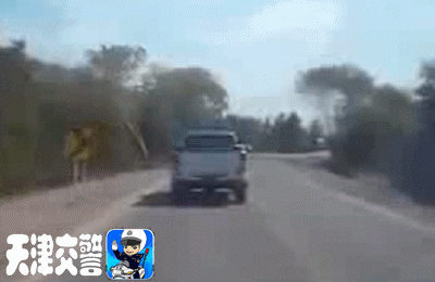 太危险了！一定要让孩子坐安全座椅！