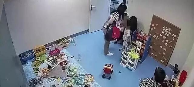 儿子被踢头瞬间，她怒了！当场暴力反击，却赢得一片称赞？