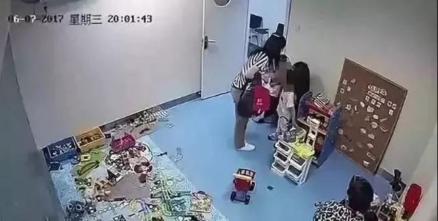 “给我打回去！” 3岁儿子被小朋友踢头，妈妈的举动引起无数人争论！