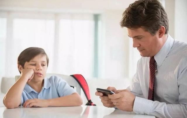 当孩子想要玩手机时，家长该怎么做，才能让孩子放弃玩手机？