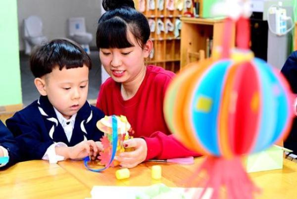 幼儿园手工作业评比：自制不敌网购，孩子“受伤”、家长苦恼