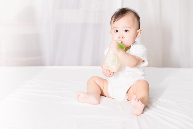宝宝早上起来就喝奶粉好吗？知道这2大好处，宝妈都抢着给孩子喝