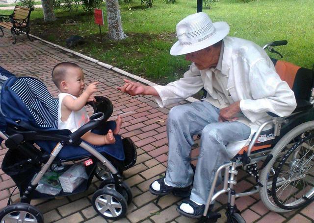 这三种老人非常适合带孩子，父母们就放一百个心吧！