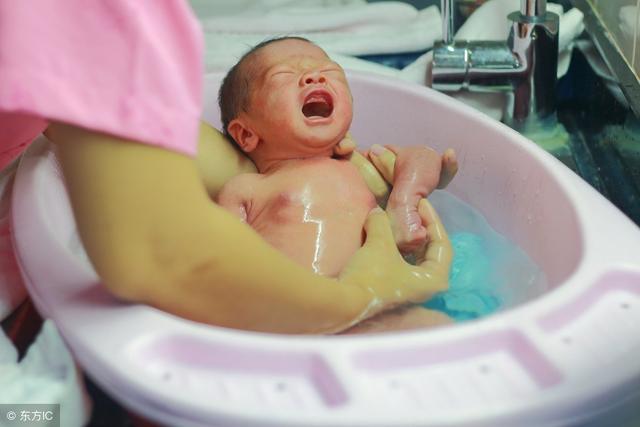 大多数妈妈不知道的新生儿护理的20个小妙招，含喂养、儿科病护理