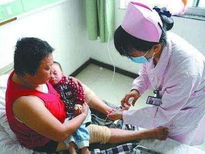 奶奶带孩子去打预防针从来不哭,宝妈看到真相,大骂婆婆