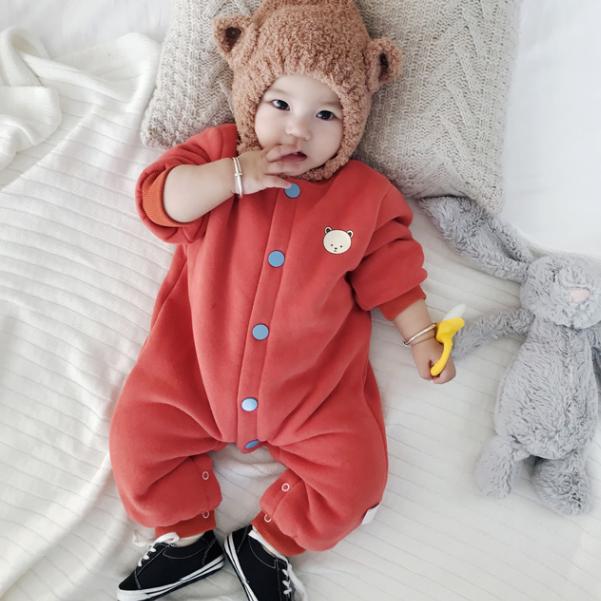 宝宝出门别冻着，“一体式哈衣” 换尿不湿方便又防风，寒冬必备