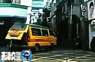 太危险了！一定要让孩子坐安全座椅！