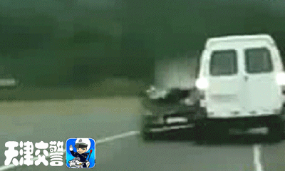 太危险了！一定要让孩子坐安全座椅！