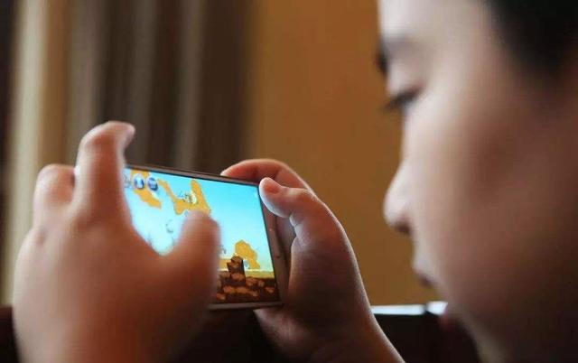 当孩子想要玩手机时，家长该怎么做，才能让孩子放弃玩手机？