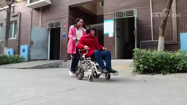 7岁时，她在一周内学会了全部家务，从此她就是妈妈的依靠