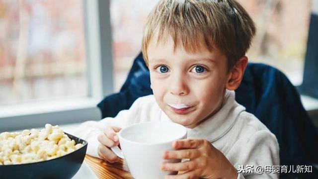 牛奶不能加热太久？关于牛奶的6个常识爸妈要知道