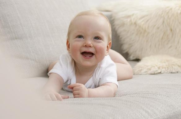 这些迹象说明宝宝可能存在发育迟缓，家长别不闻不问！