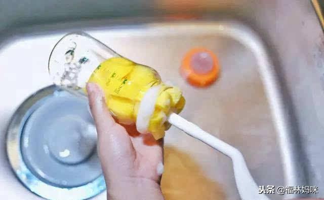 给宝宝洗奶瓶，可别用这三种方式，小心越洗越脏！