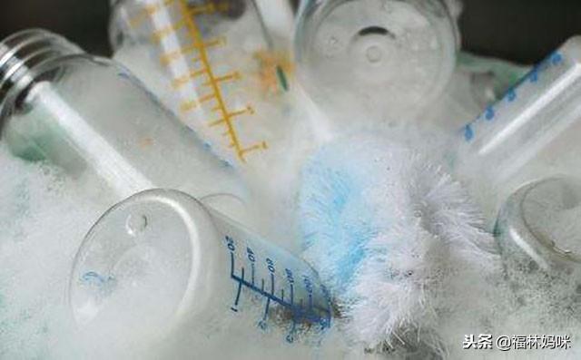 给宝宝洗奶瓶，可别用这三种方式，小心越洗越脏！