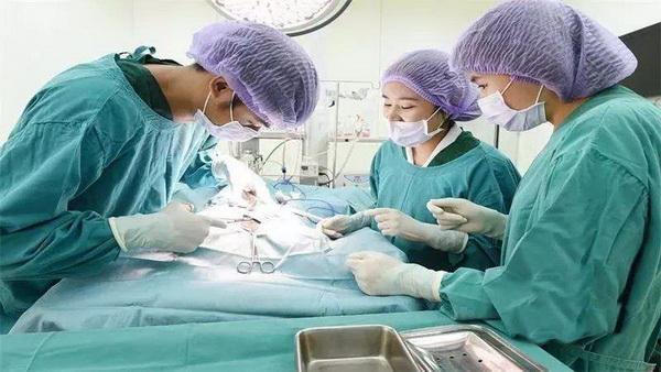 为何剖腹产时胎儿必须15分钟内取出来？多一分钟母子各多一大风险