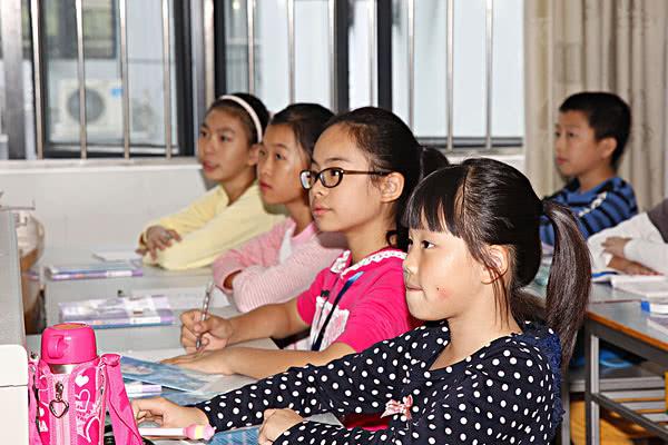 妈妈恨不得塞回肚子当没发生过，小学生一语惊人老师直夸他是人才