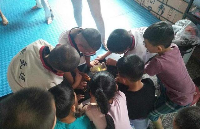 其他方面有的商量,但这些情况,家长决不能纵容孩子