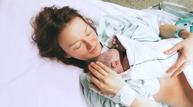 刘强东妹妹疑因羊水栓塞去世：女人生孩子究竟有多不容易？